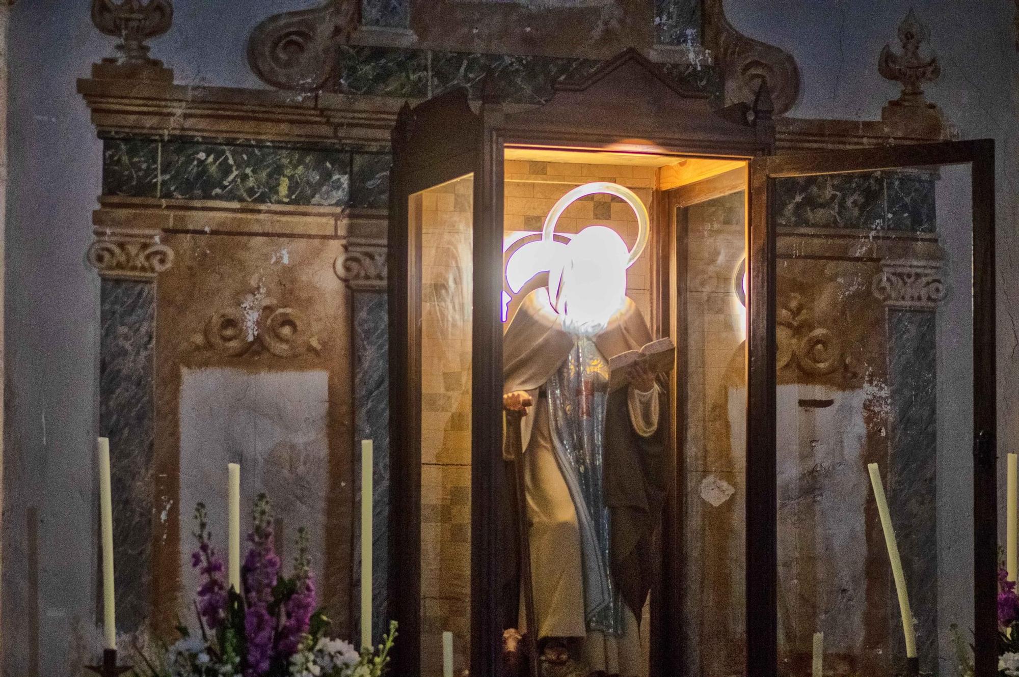 El sol vuelve a iluminar la imagen de Sant Antonio en la ermita de Bocairent