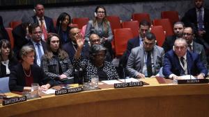 La embajadora de EEUU ante la ONU, Linda Thomas-Greenfield, veta la resolución de Argelia reclamando un alto el fuego humanitario inmediato en Gaza, este martes en el Consejo de Seguridad.