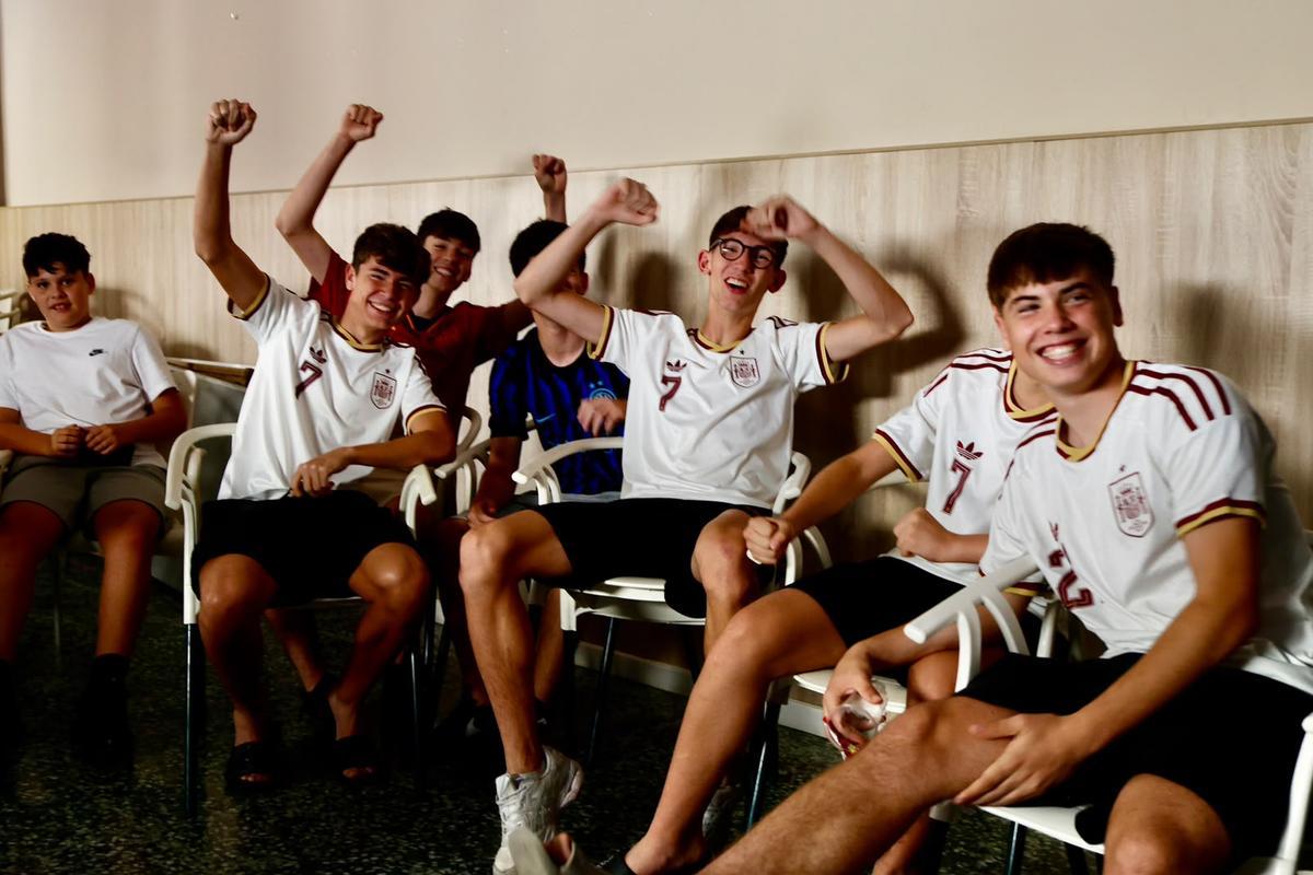 Un grupo de jóvenes de Foios, entre ellos el primo, en la Peña Valencianista.