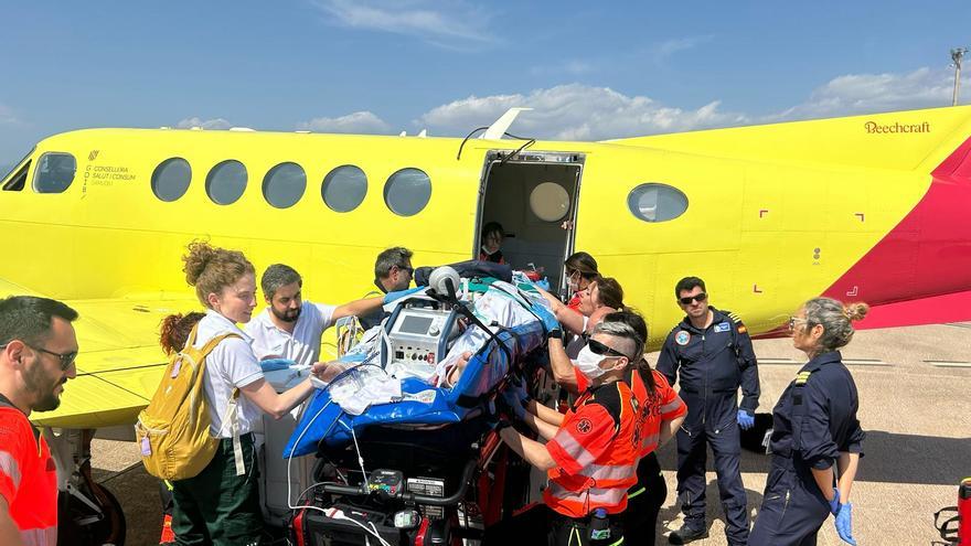 Trasladan en avión medicalizado al Hospital de Bellvitge a una paciente de Mallorca con respiración extracorpórea