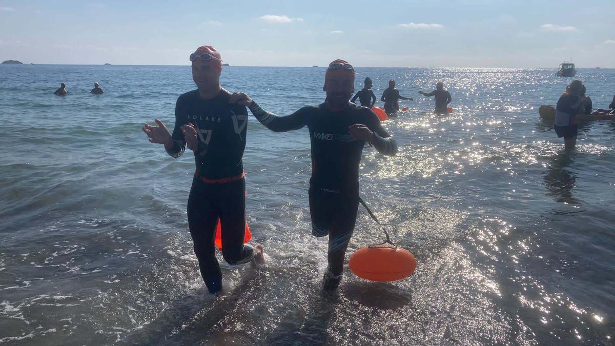 El paratriatleta Javier Vergara cumple con éxito su reto de 5km de natación por una causa benéfica