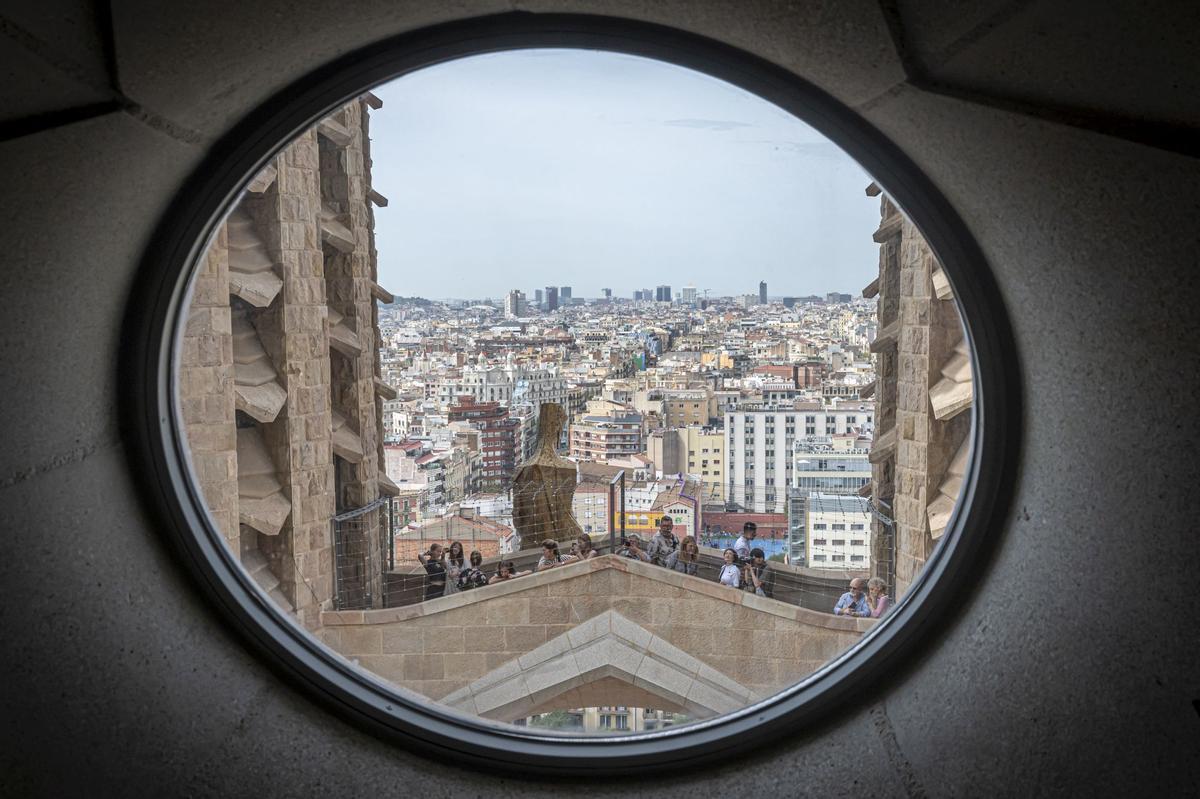 Dos colosales figuras de mármol griego de Thasos, el más blanco del mundo, aguardan a los pies del templo de la Sagrada Família para ser alzadas en octubre a la cima de las torres dedicadas a los evangelistas Juan y Mateo, la primera, como marca la tradición cristiana, un águila, y la segunda, con un esculpido que a veces confunde incluso a los más creyentes, con el aspecto de un hombre alado, sin que eso sea exactamente un ángel.