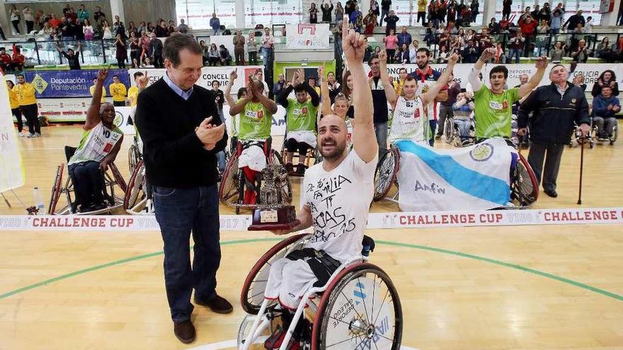 Berni Costas, en presencia del alcalde Abel Caballero, dedica el triunfo de la Challenge Cup de 2017 a Pablo Beiro, fundador del club, fallecido en 2015. // M.G. B.