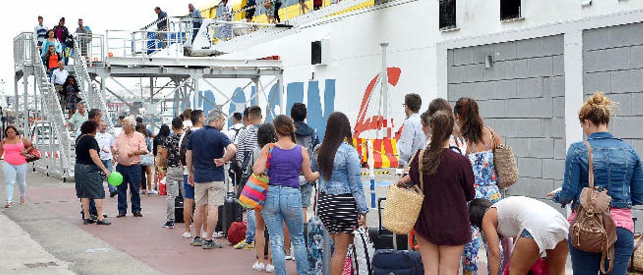 Pasajeros de Fred Olsen esperan para subir a la embarcación que realiza la ruta entre La Luz, en Gran Canaria, y Morro Jable, en Fuerteventura.