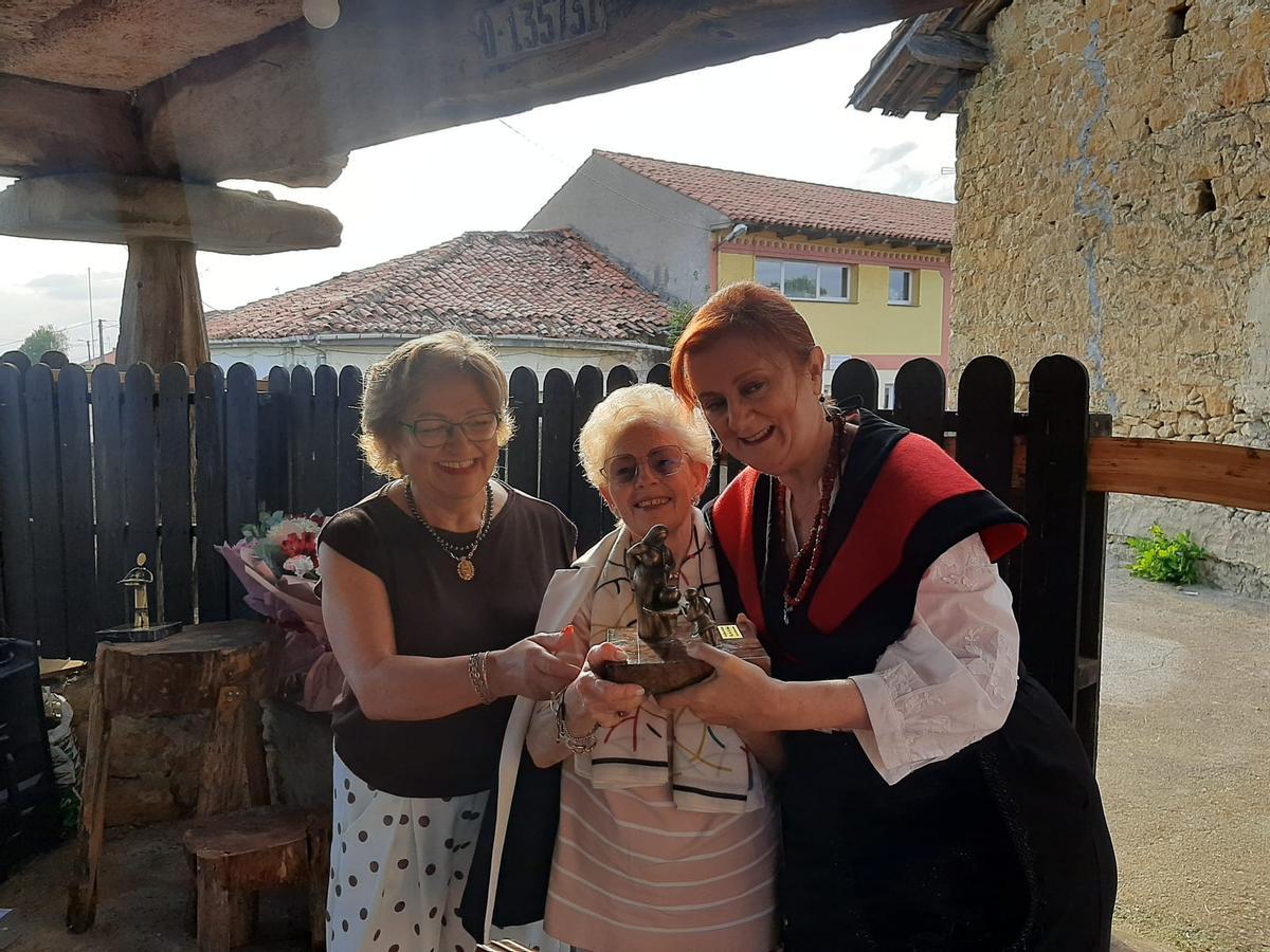 Amada Álvarez, Aida Rosales y Ana Paz Paredes