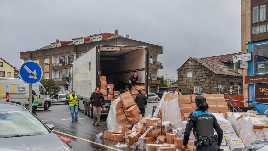 Una carga de pescado congelado volcada sobre la carretera en Vilagarcía