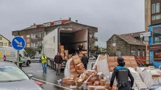 Una carga de pescado congelado volcada sobre la carretera en Vilagarcía