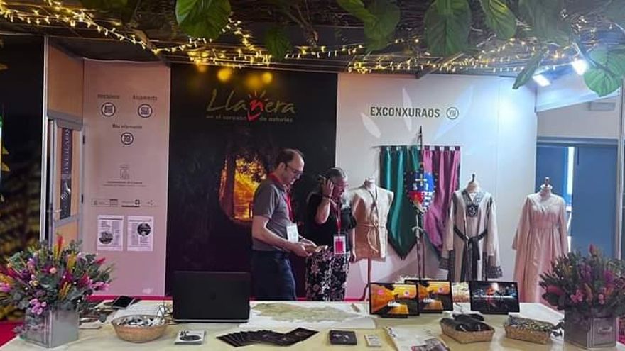 &quot;Llanera comparte felicidad&quot; en Gijón, con los Exconxuraos y el &quot;Paraíso senderista&quot; protagonizando el stand de la Feria de Muestras