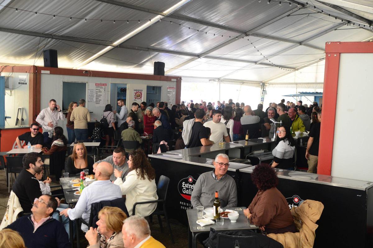 El atrio bajo, lleno de gente.