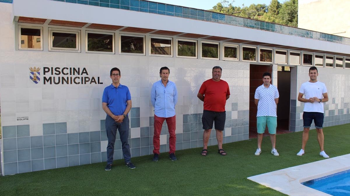 El alcalde de Figueroles, Luis Gregori (en el centro), junto a ediles y miembros de Equipe Cerámicas, en la piscina.