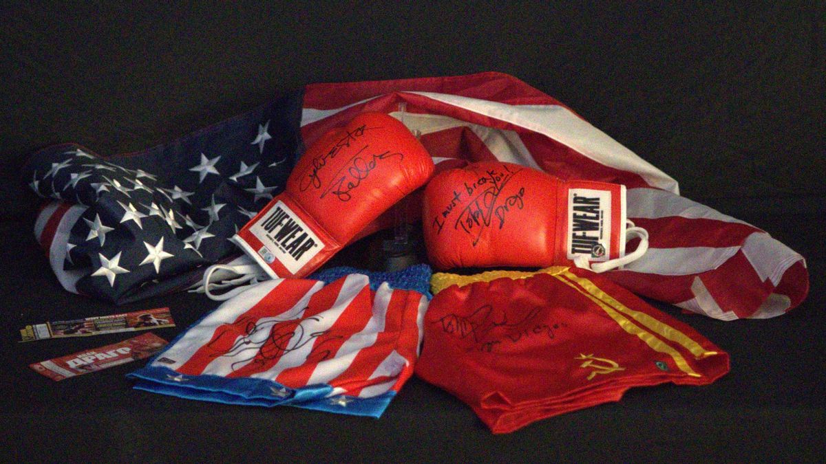 Guantes y pantalón de boxeo de la película 'Rocky', firmados por Silvestre Stalone
