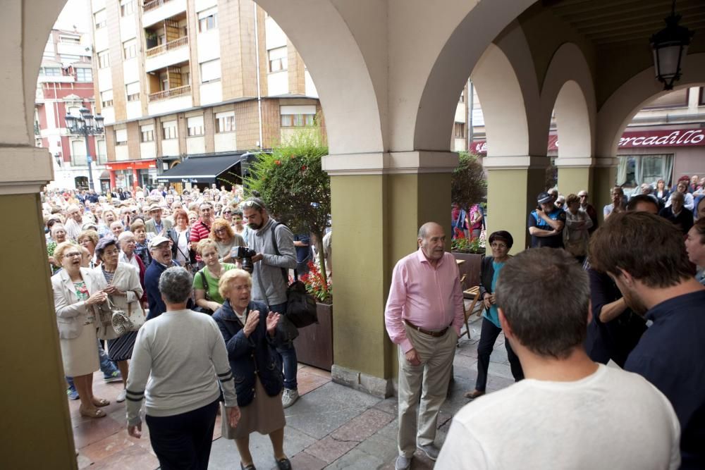 Manifiesto y entrega de firmas a favor de mantener la imagen de la Virgen del Carbayu en el Ayuntamiento de Sama