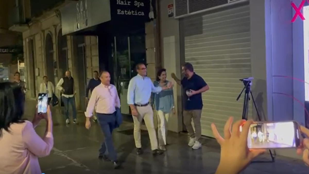 VÍDEO | Ovación a Rafa Mateos en Cáceres a grito de: "¡Alcalde, alcalde!"