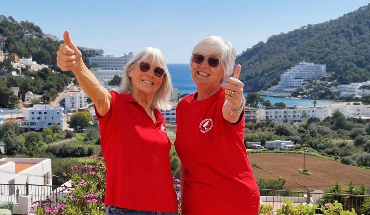 Las voluntarias Beryl y Jane con la camiseta de la Asociación