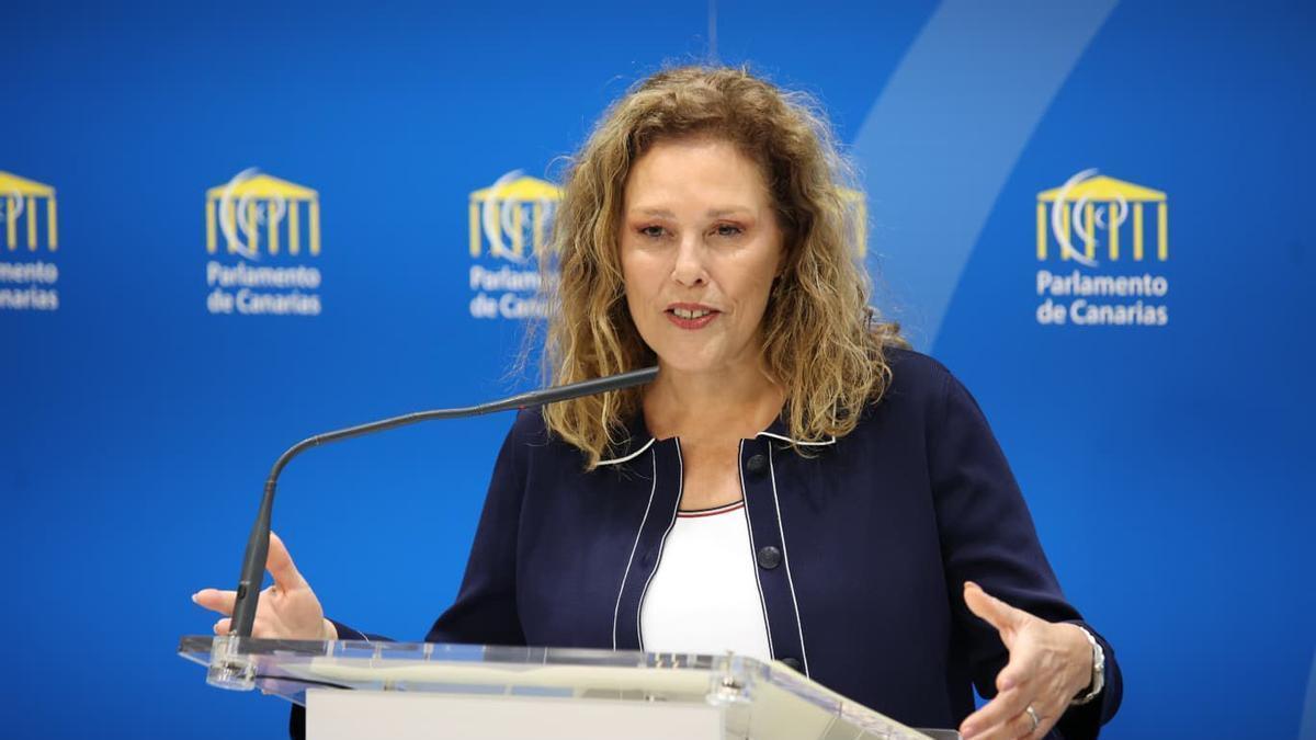 La presidenta del Parlamento canario, Astrid Pérez, este jueves durante la rueda de prensa.