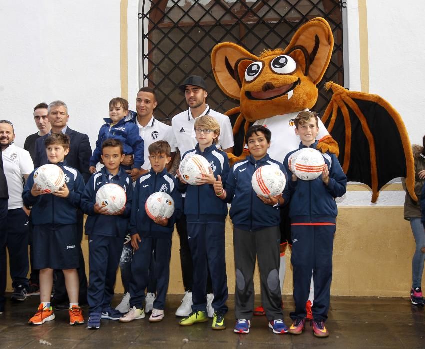 Zaza y Rodrigo con los aficionados en Requena