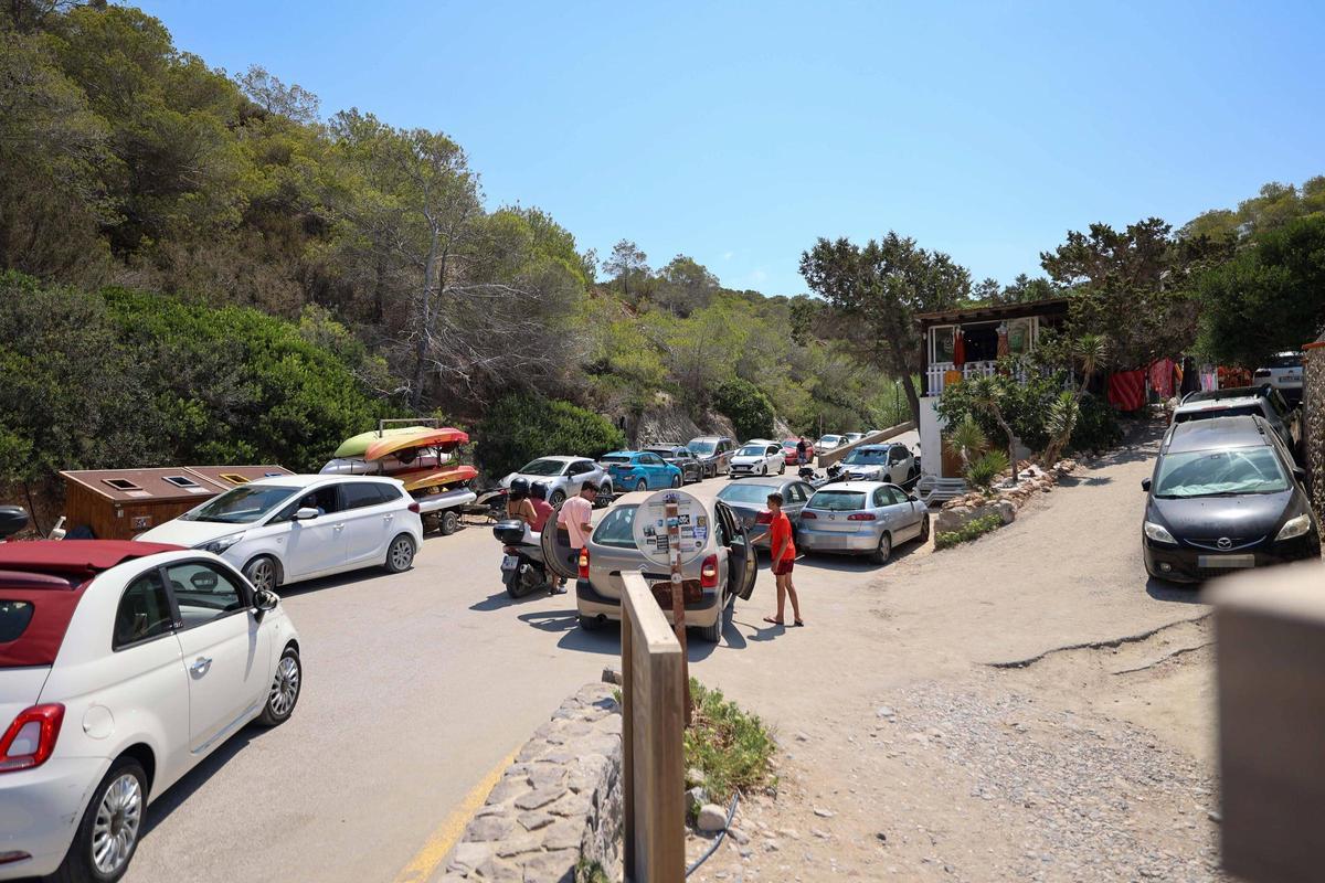 Descubre aquí todas las imágenes de la masificación en el aparcamiento de Cala d'Hort