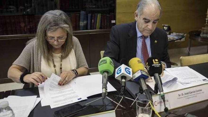 Teresa Pedrosa y José García Costas firmando el convenio. // C. Graña