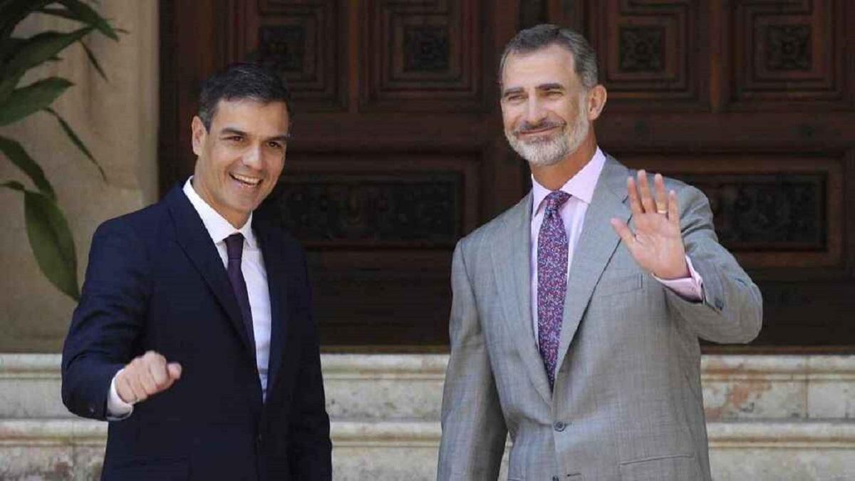 Pedro Sánchez y Felipe VI fotografiados haciendo algo imposible de creer