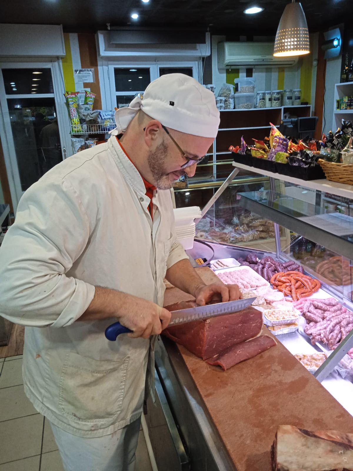 Noel Martí, propietario de la carnicería Carns Noel.