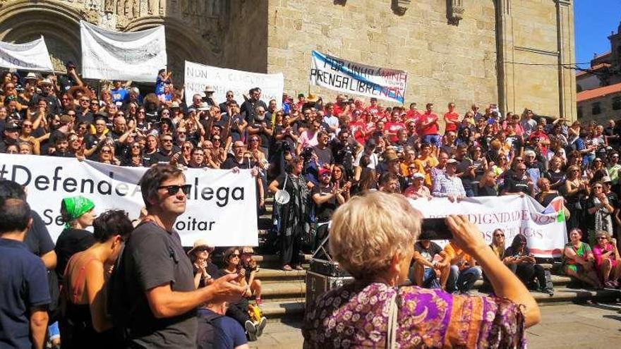 Los manifestantes, ayer, en la escalera de la Praza de Praterías en Santiago. // Europa Press