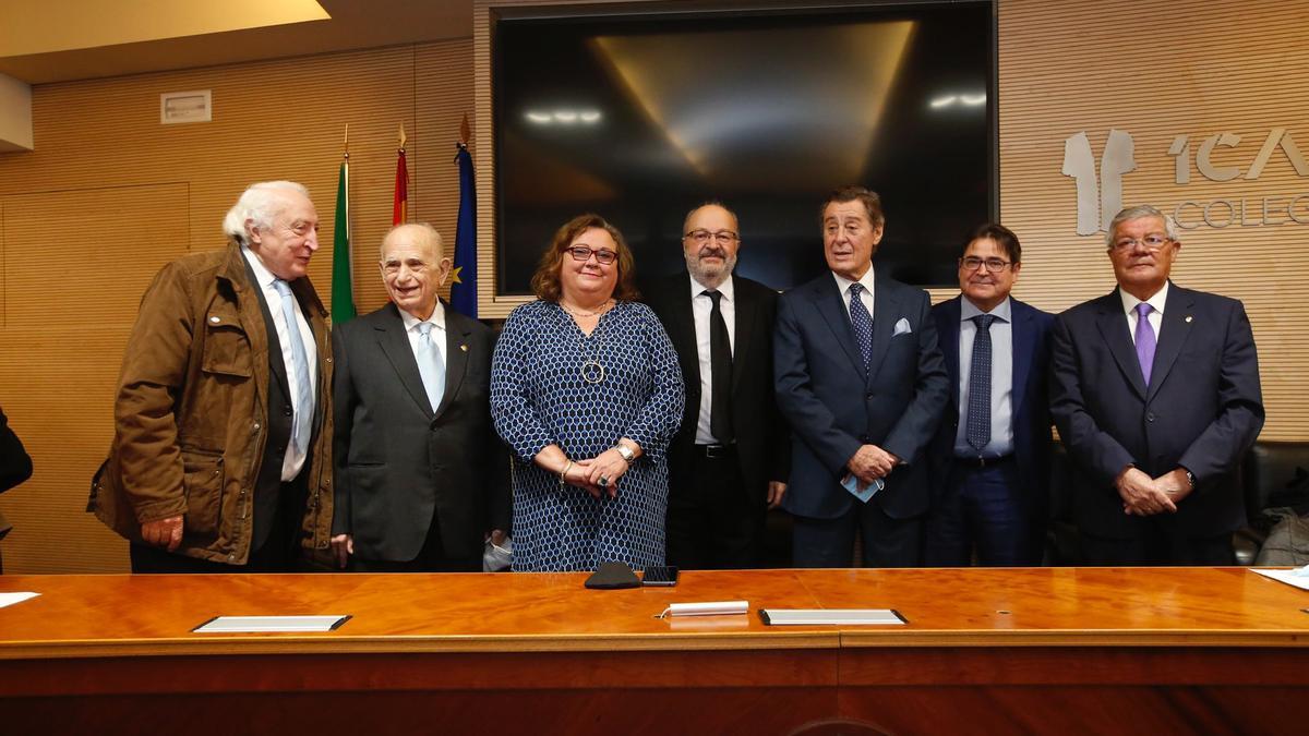 La directiva del Colegio de Abogados de Córdoba, con los letrados homenajeados