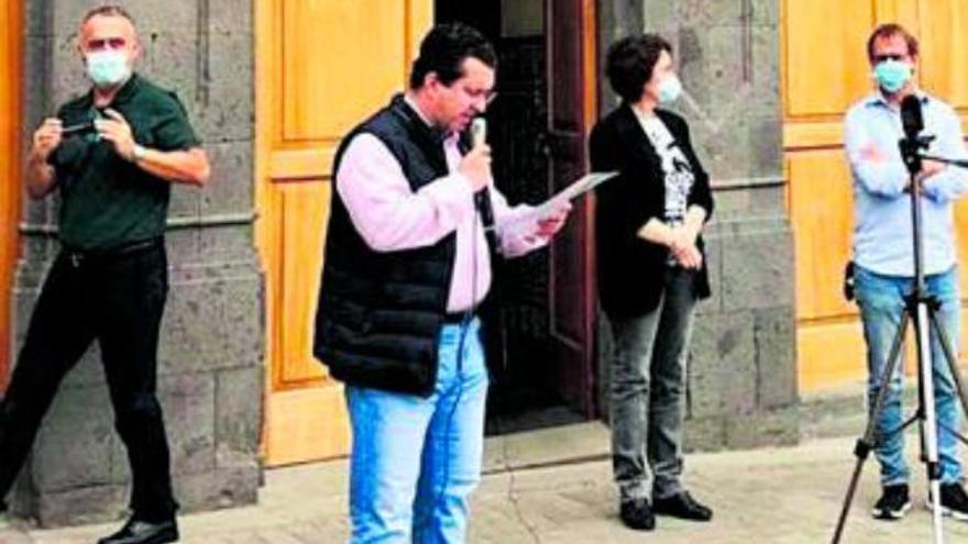 Juan Jesús Facundo, alcalde Arucas, con la bandera LGTBI en el Ayuntamiento.