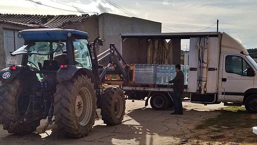 Valdefinjas reparte agua a sus vecinos por una avería en la planta potabilizadora