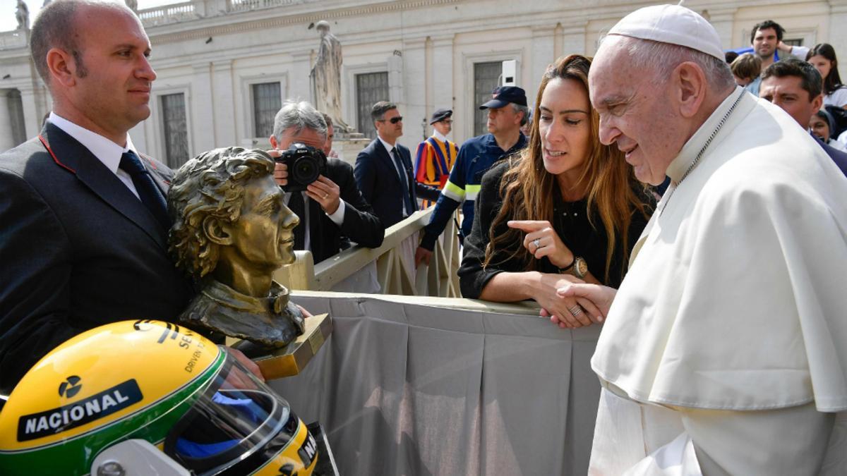 Francisco II recibiendo un busto y el casco de Ayrton Senna