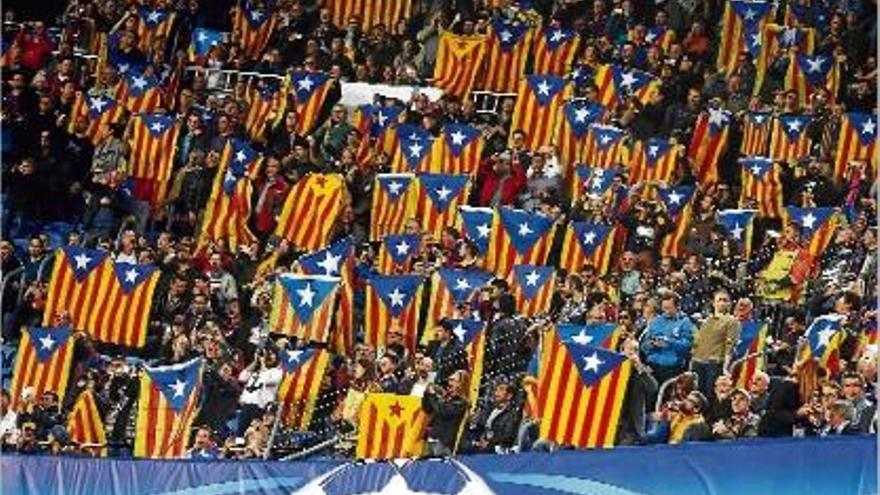 Un aspecte de la grada del Camp Nou plena anit de banderes independentistes.