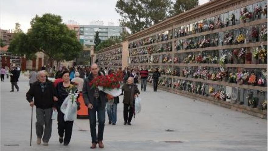 Las adornos florales inundan el cementerio.