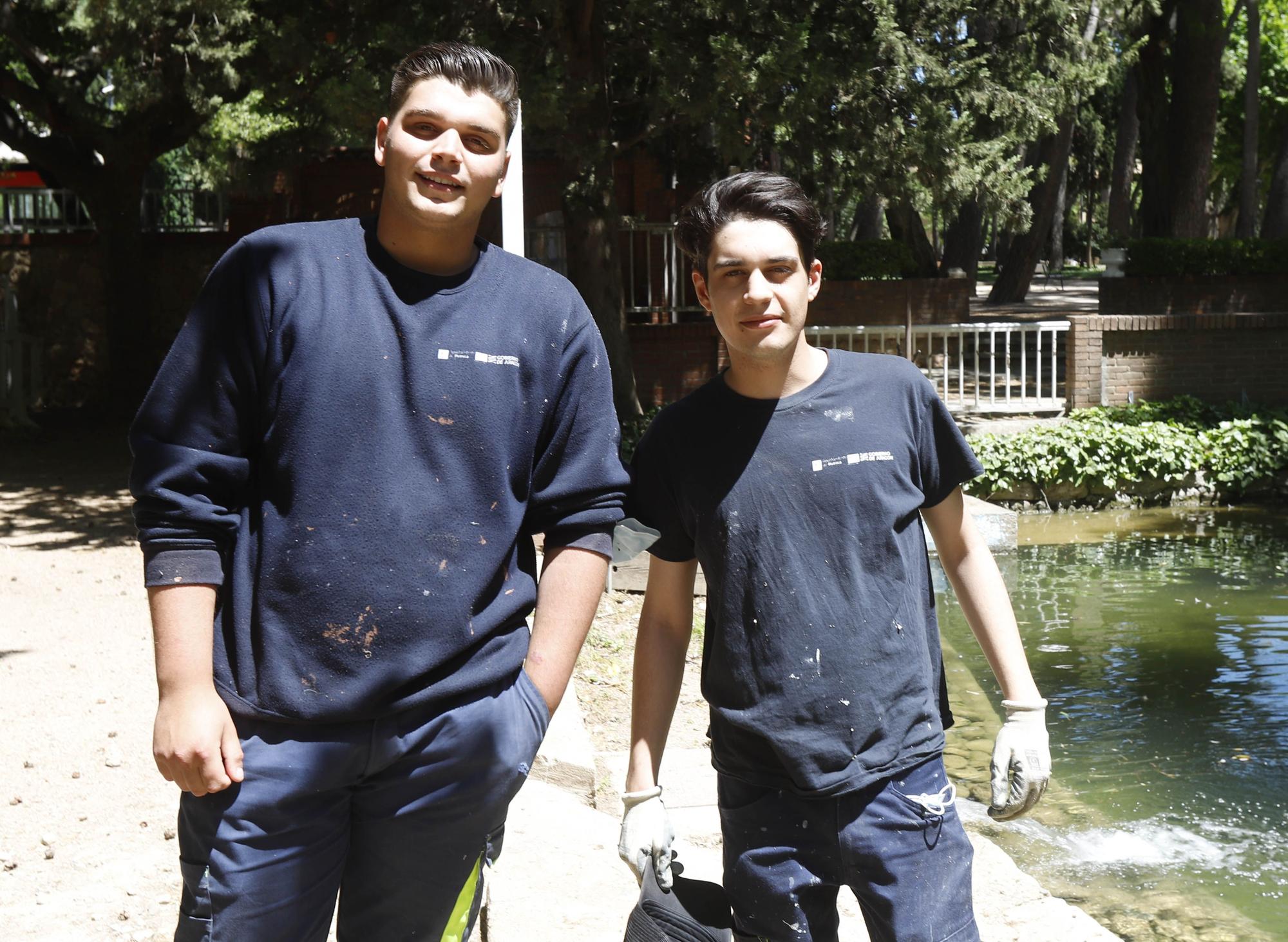 Óscar y José se esmeran más si cabe al limpiar el parque Miguel Servet.