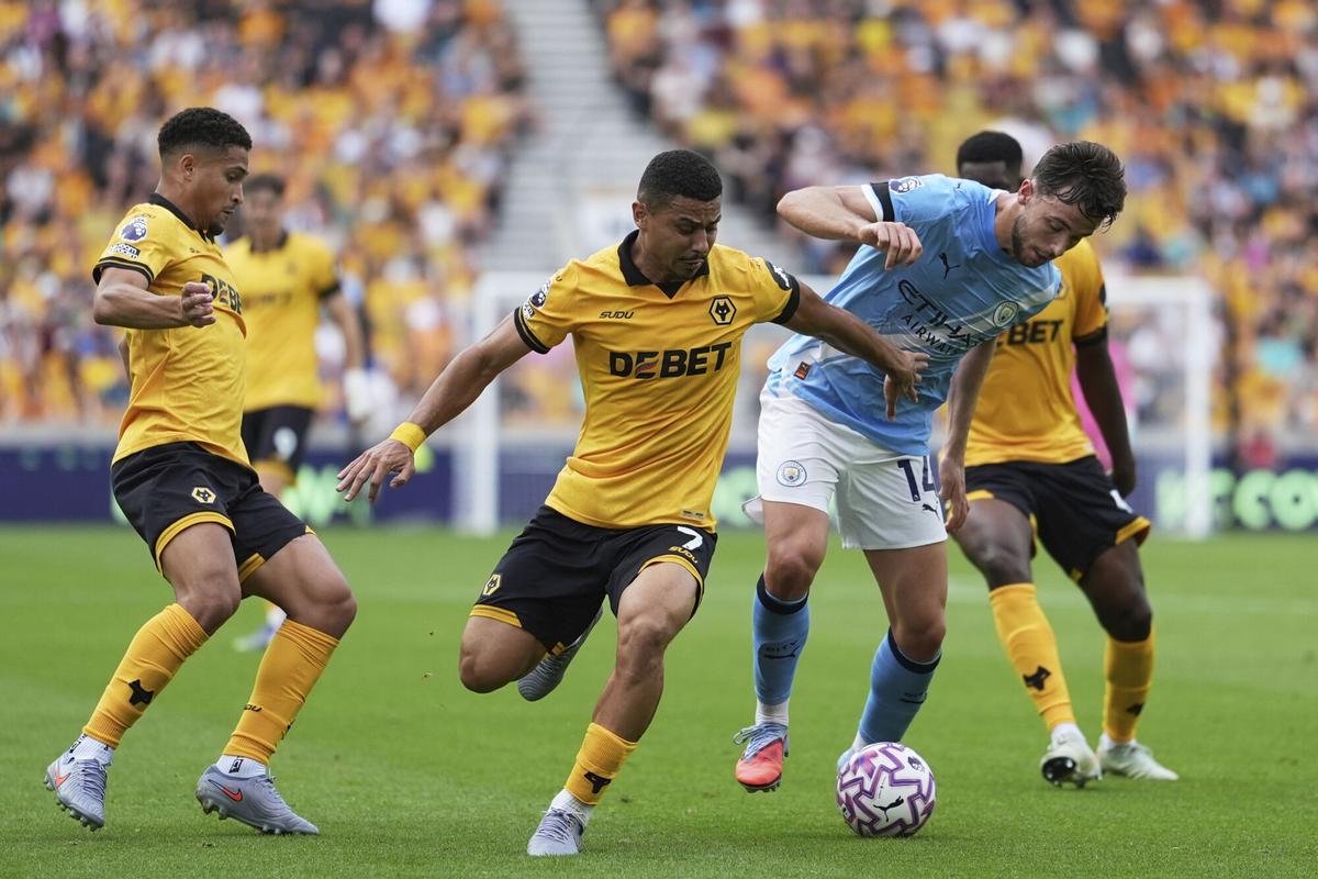 Nico González rodeado de jugadores del Wolverhampton Wanderers en un partido de la Premier del Manchester City
