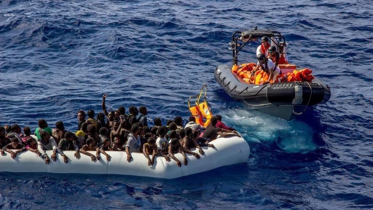 Operación de rescate de MSF en el Mediterráneo, en una fotografía cedida por la oenegé el 26 de octubre del 2016.