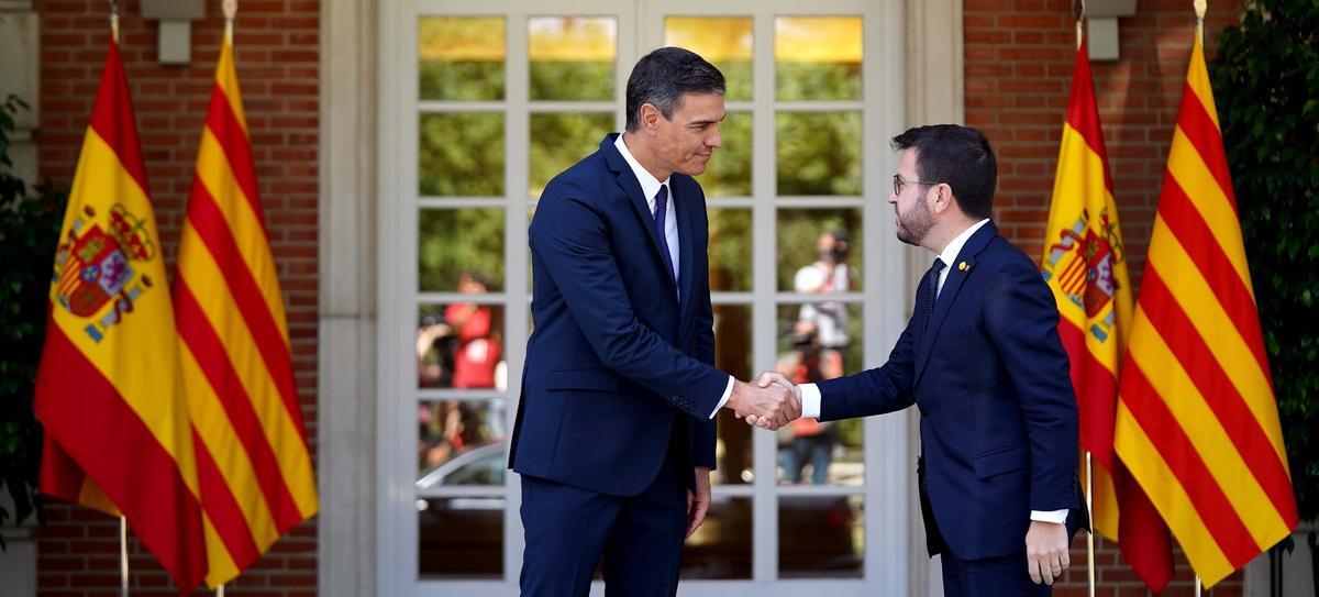 El presidente del Gobierno, Pedro Sánchez, y el president de la Generalitat, Pere Aragonès durante una reunión en Moncloa.