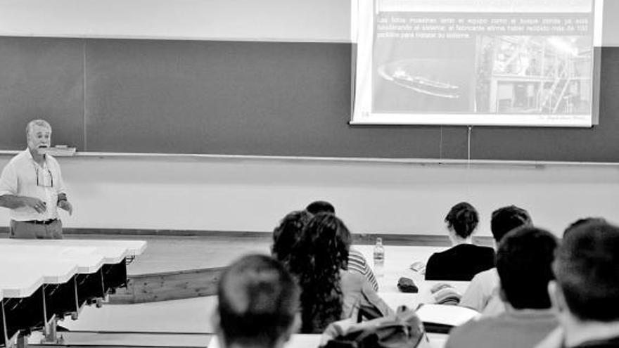 Rafael García Méndez se dirige a los alumnos en el curso «Contaminación marina».