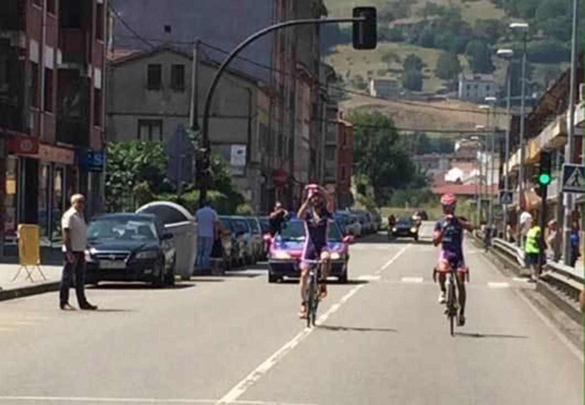 Toribio y Castilla homenajean a su compañero en la línea de meta de Figaredo.