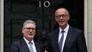Starmer i Merz signen un tractat "històric"  en immigració i defensa