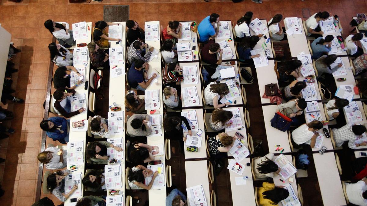 Alumnos de un curso Mir en la Facultad de Medicina de Oviedo, en una imagen de archivo.