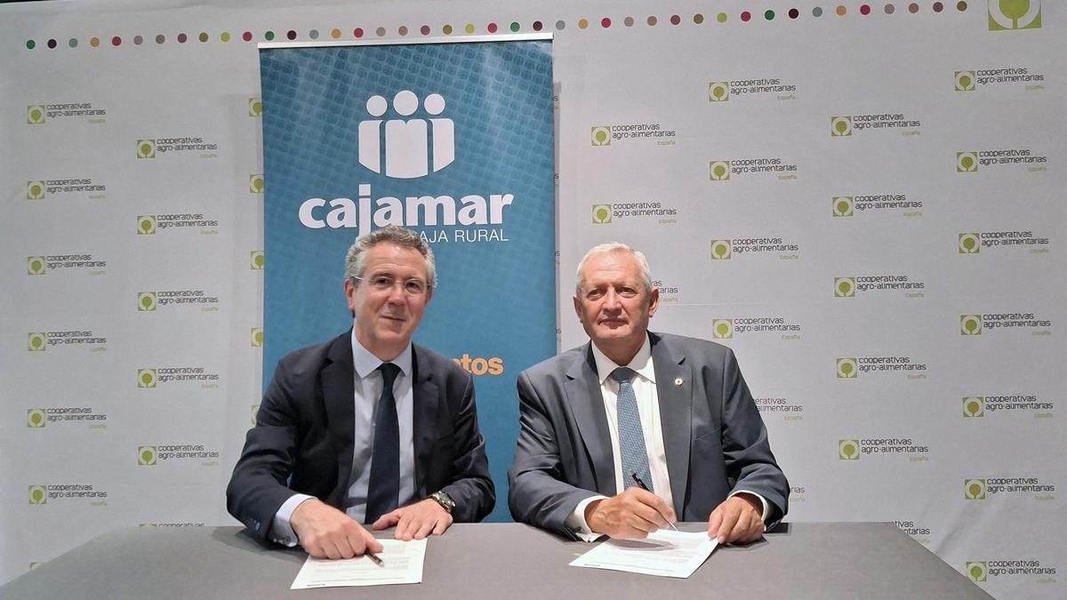 El presidente de Cajamar, Eduardo Baamonde, y el presidente de Cooperativas Agro alimentarias de España, Ángel Villafranca.