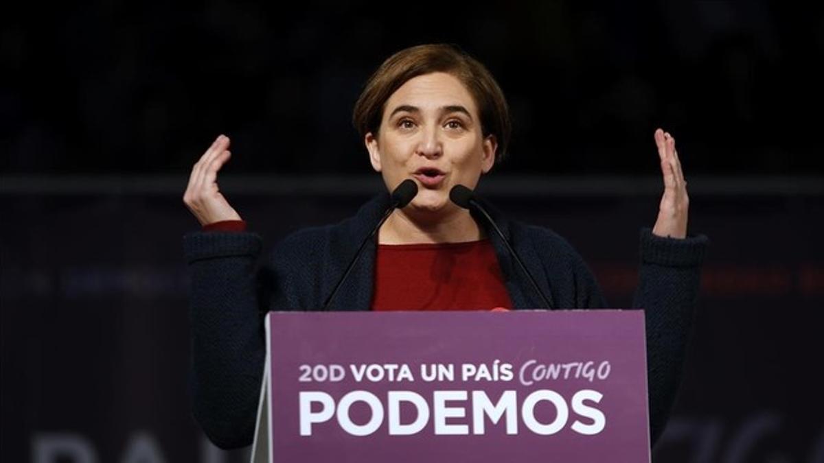Ada Colau interviene en el mitin de Podemos en la Caja Mágica de Madrid.