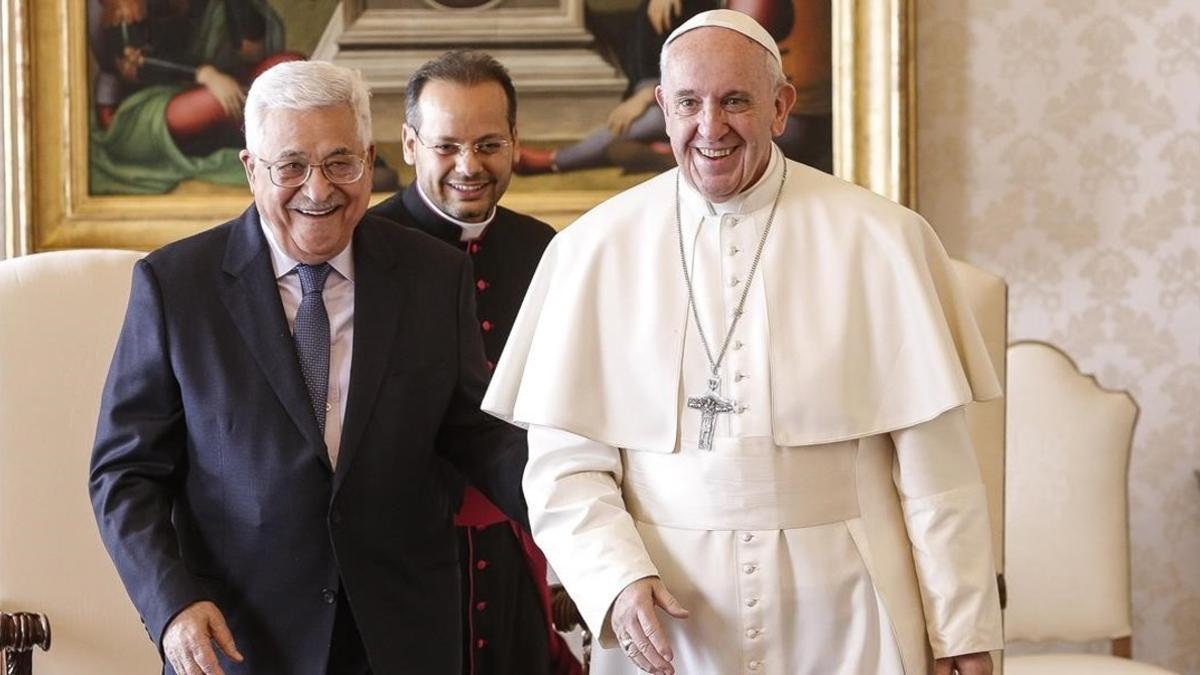 El Papa Francisco y el presidente palestino Mahmoud Abás, en el Vaticano.