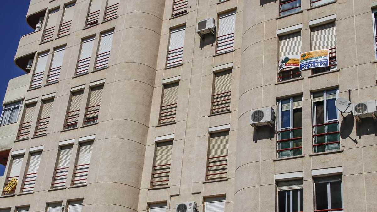 Un bloque de viviendas en el casco urbano cacereño.