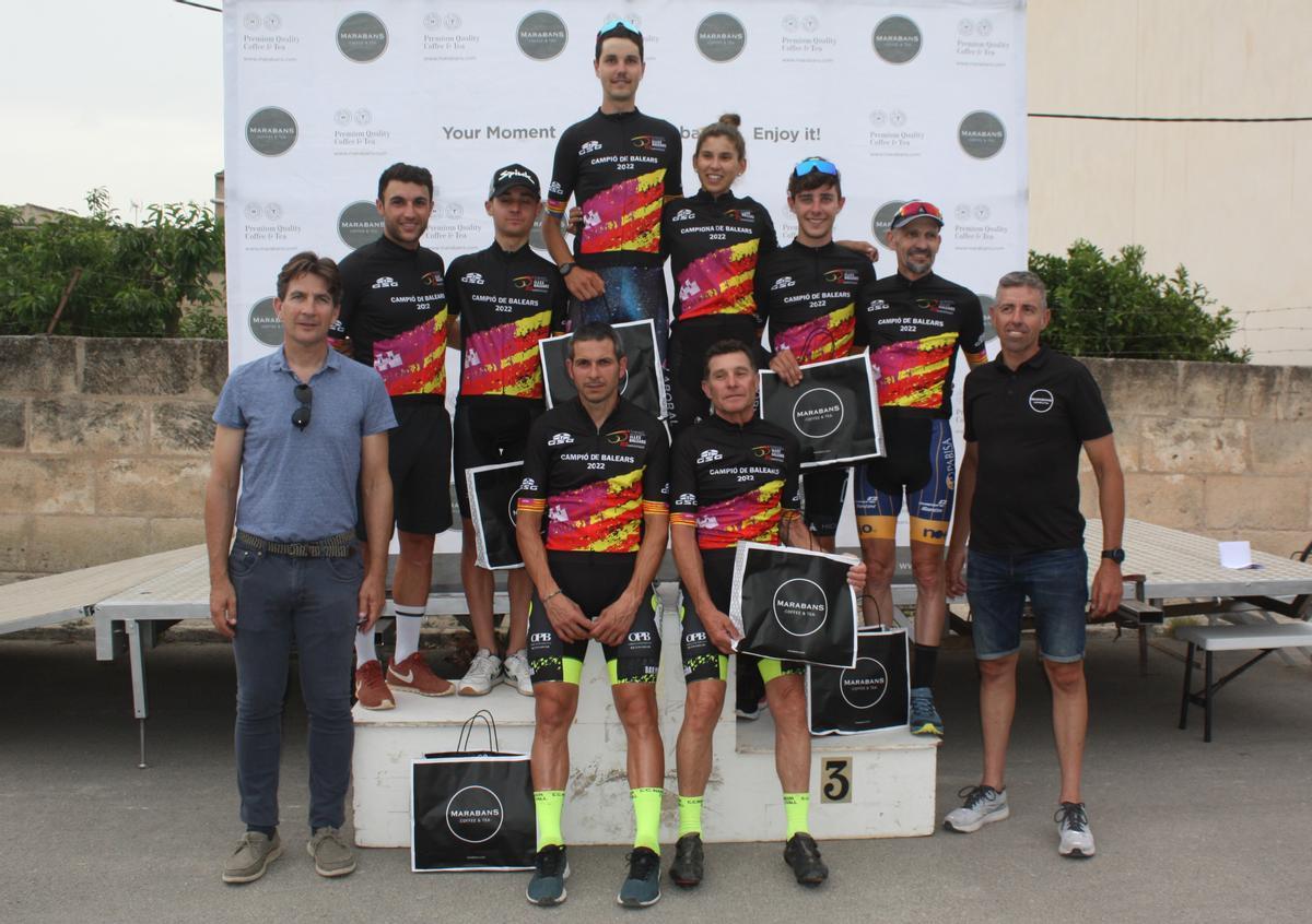 Los campeones autonómicos posan en el podio.