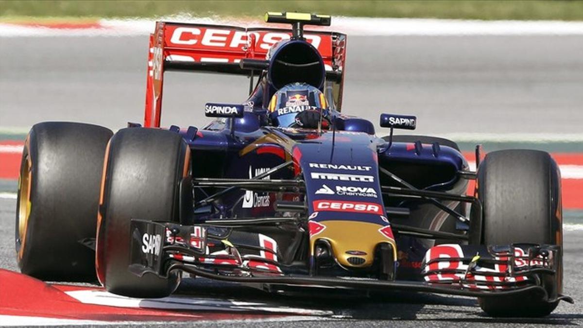 Carlos Sainz, al volante del Toro Rosso, camino de lograr una espectacular quinta plaza para la parrilla de hoy en Montmeló.