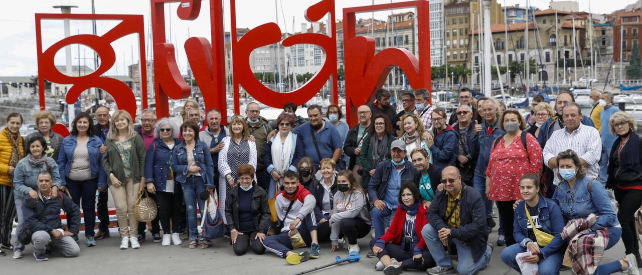 Turistas de Ciudad Real, ayer, en Gijón.