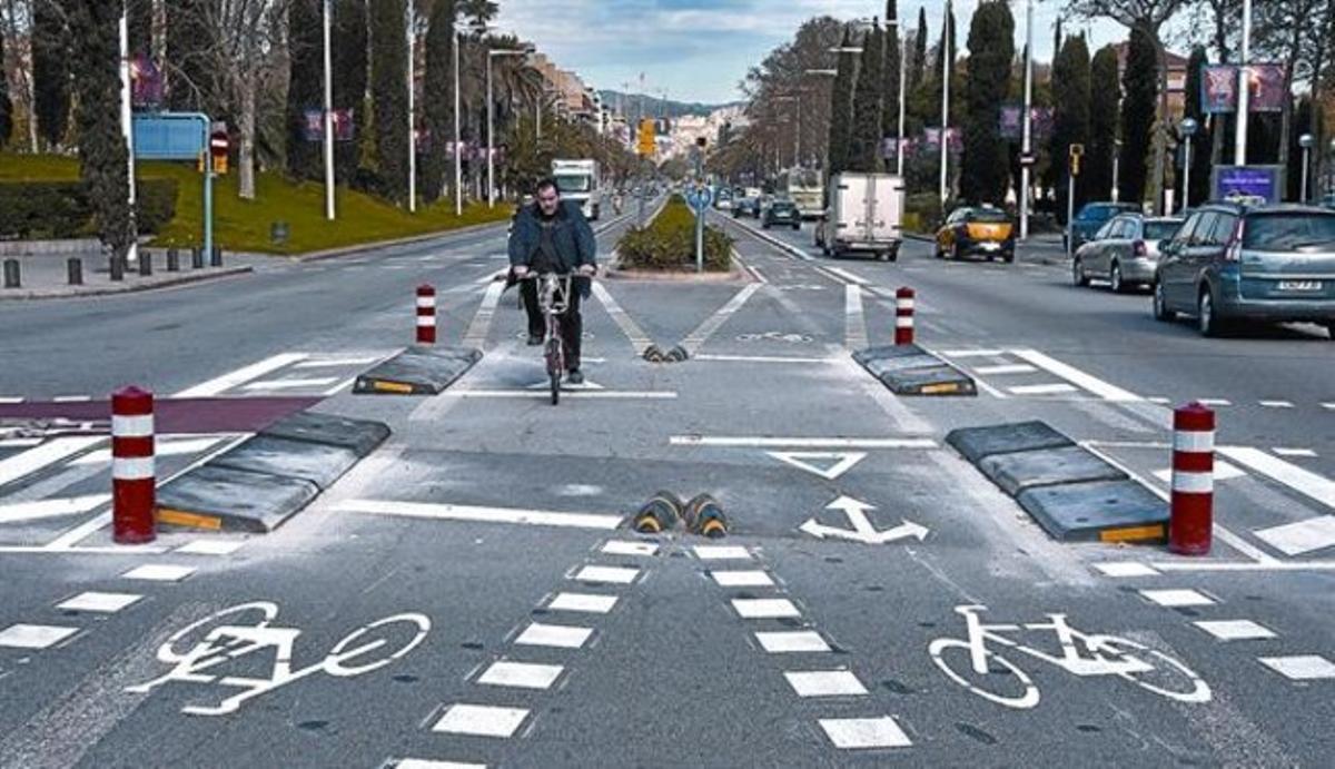 Un ciclista que baixa per Marina es disposa a travessar per la nova intersecció instal·lada a l’altura de l’avinguda d’Icària, ahir al matí. Un ciclista que baixa per Marina es disposa a travessar per la nova intersecció instal·lada a l’altura de l’avinguda d’Icària, ahir al matí.