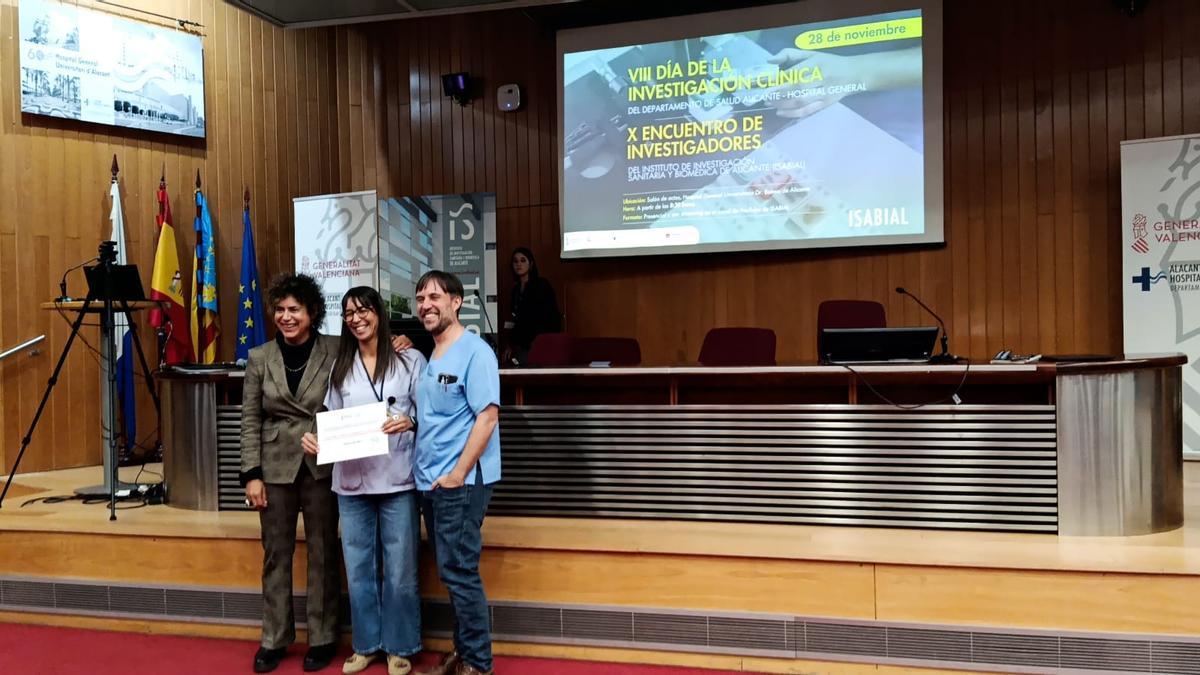 El subdirector de Isabial, el doctor Enrique de Madaria, entrega el galardón a la UA