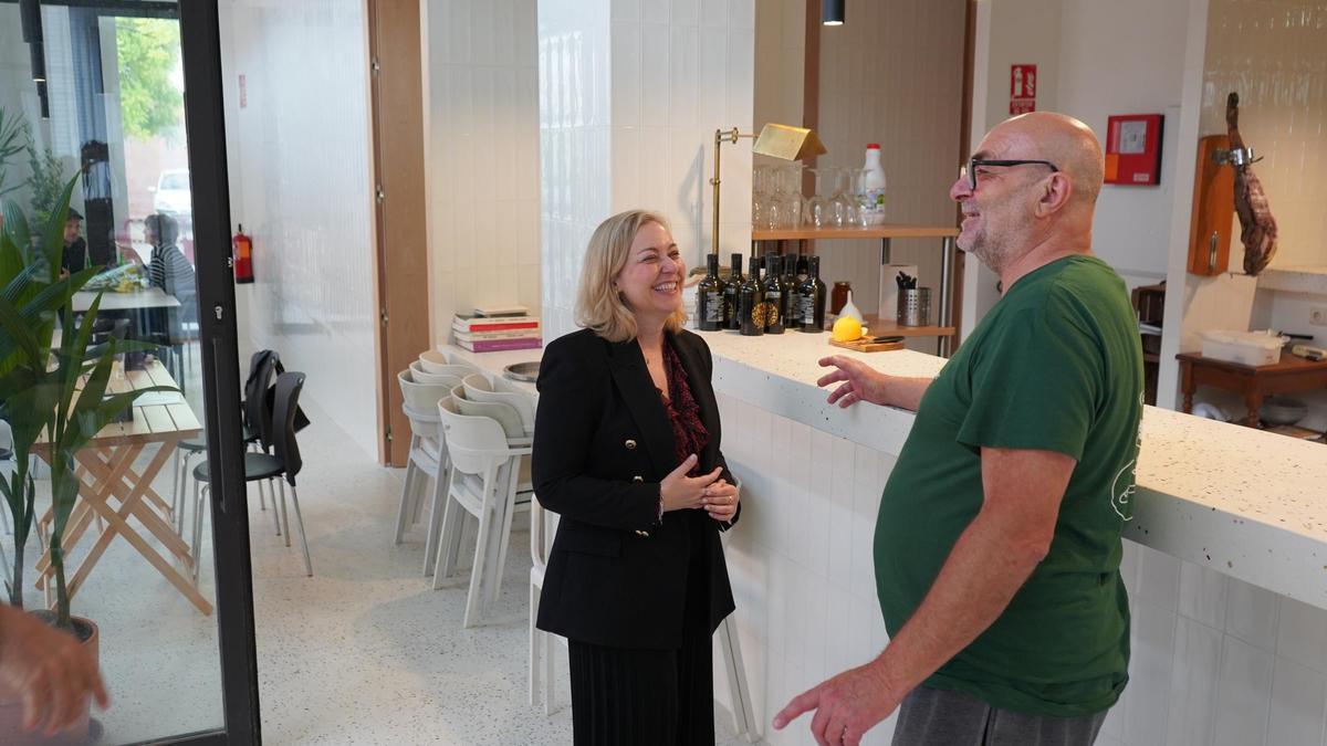 Enguix y el gerente del espacio gastronómico, tras su inauguración.