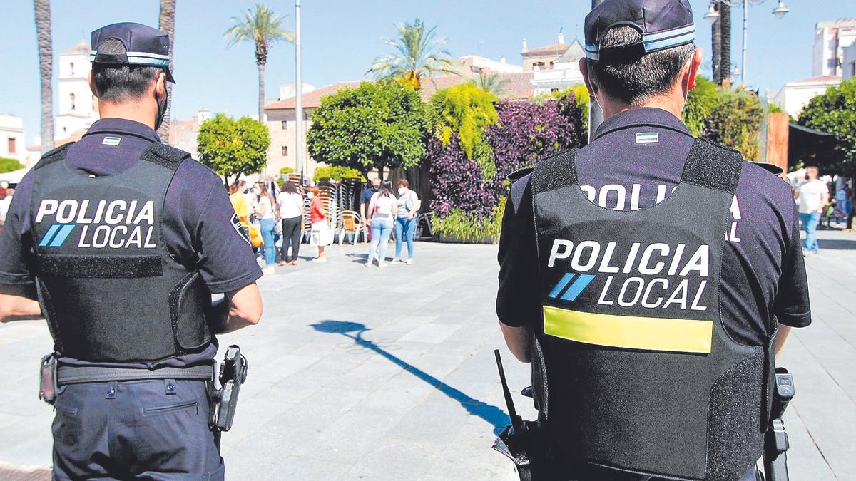 Agentes de la policía local en la plaza de España de Mérida.